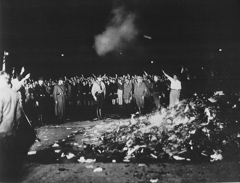 Berlin, Opernplatz (place de l’Opéra), 10 mai 1933, autodafé nazi. 20 000 livres sont brûlés.