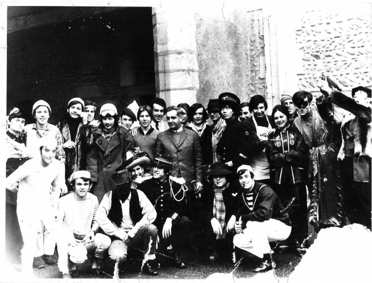 Olivier BAULNY entouré de ses élèves, Lycée Louis Barthou, jour de carnavl, 1969-1970