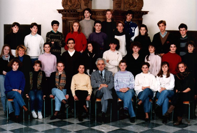 Olivier Baulny et  ses élèves sous la chaire baroque béarnaise de la bibliotheque du lycee Barthou, Pau, années 80.jpg
