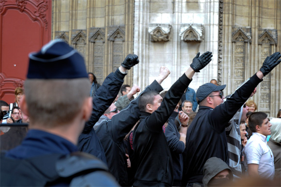 Militants d'extrême droite ouvrant leurs poings tendus en saluts fascistes sporadiques lors d'une contre-manifestation intégriste anti-Kiss-in à Lyon en mai 2010, devant la Cathédrale Saint-Jean..