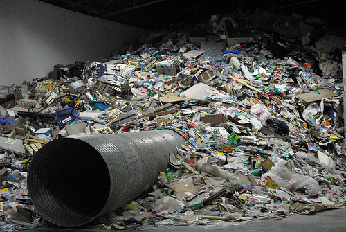 the entrance to Chritoph Buchel's Dump installation at the Palais de Tokyo Superdome exhibition in Paris. Photo prise le 29 juillet 2008 (© stunned / Flickr)